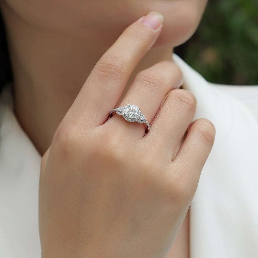 Lumière Royale, 18k White Gold-Plated S925 Sterling Silver Moissanite Halo Engagement Ring