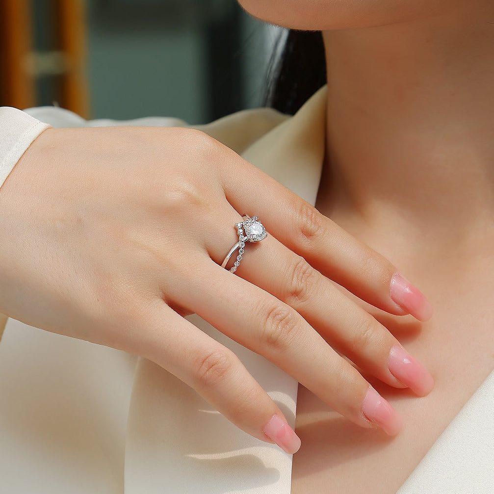 Nœud de Lumière, 18k White Gold-Plated S925 Sterling Silver 1.0ct Moissanite Engagement Ring