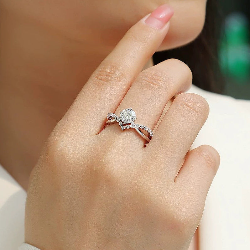 Nœud de Lumière, 18k White Gold-Plated S925 Sterling Silver 1.0ct Moissanite Engagement Ring