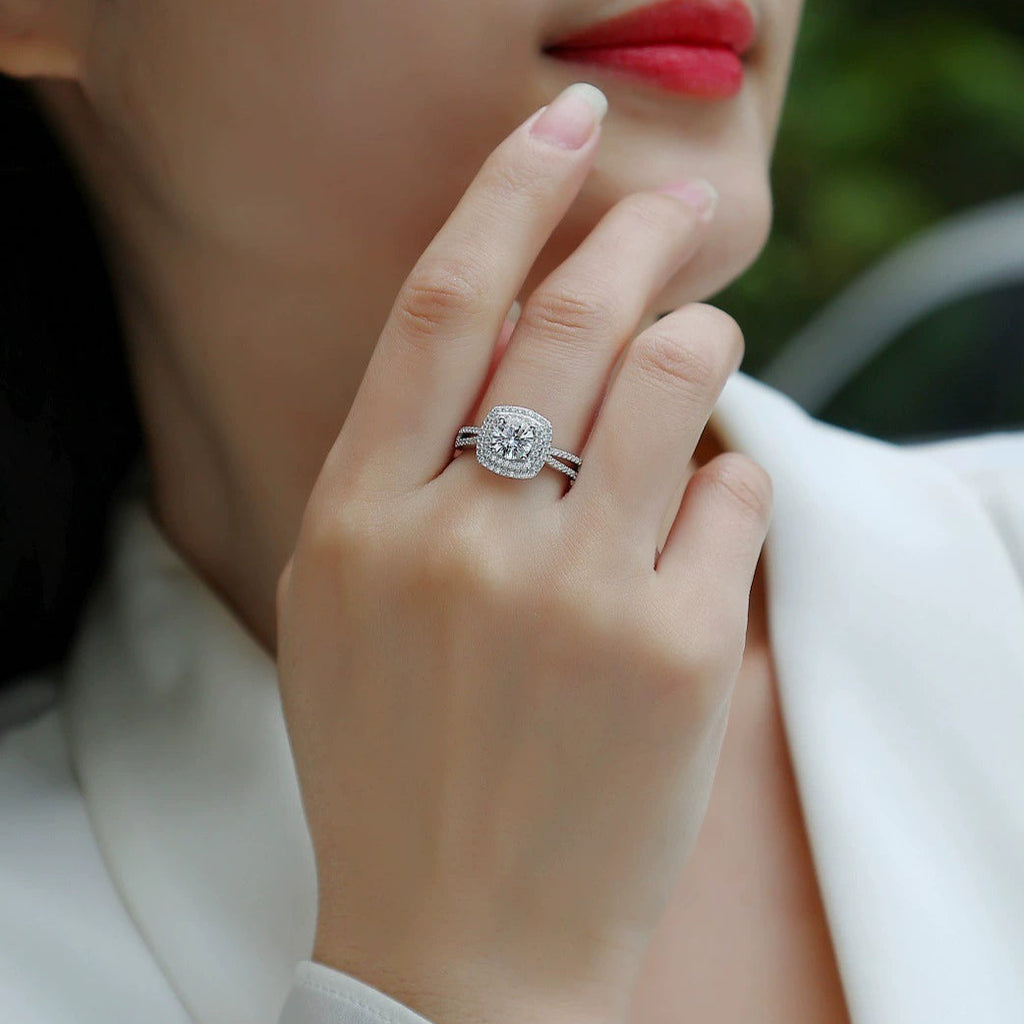 Carré Lumière, 18k White Gold-Plated S925 Sterling Silver 1.0ct Moissanite Engagement Ring