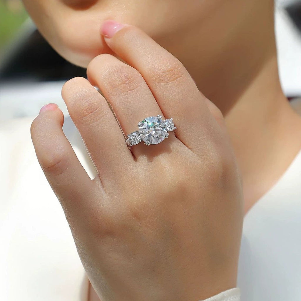 Triomphe Éclat, 18k White Gold-Plated S925 Sterling Silver 5ct + 52 Moissanite Engagement Ring