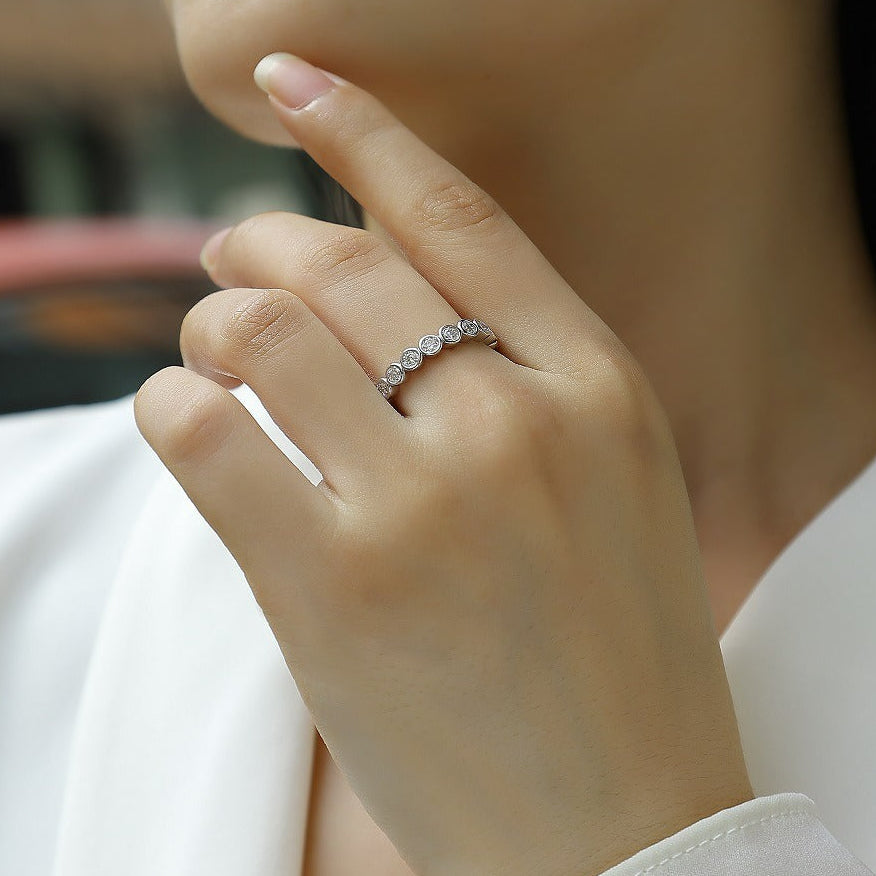 Étreinte Continue, 18k White Gold-Plated S925 Sterling Silver Moissanite Wedding Ring