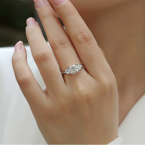 Trinité Éclat, 18k White Gold-Plated S925 Sterling Silver 1.6ct Moissanite Engagement Ring