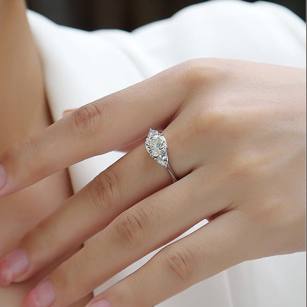 Trinité Éclat, 18k White Gold-Plated S925 Sterling Silver 1.6ct Moissanite Engagement Ring