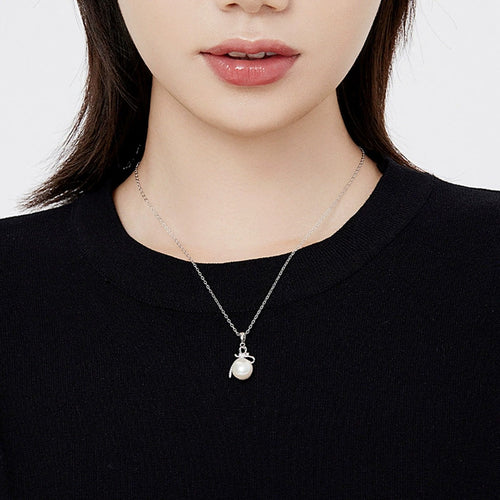 Bowknot Pearl Heart Cut Moissanite Necklace with CZ in Gold-Plated S925 sterling silver neckline model view showing pendant scale and chain length